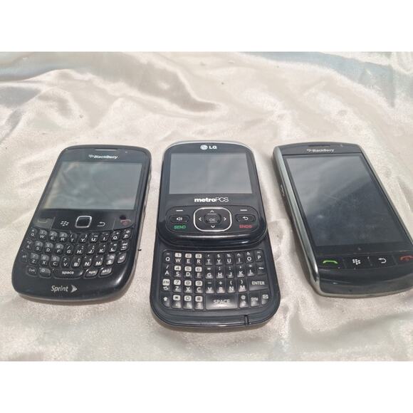 Vintage Cell Phone Lot – BlackBerry Curve 8530, Storm2 9550, LG MN240 Parts Only - Picture 7 of 7